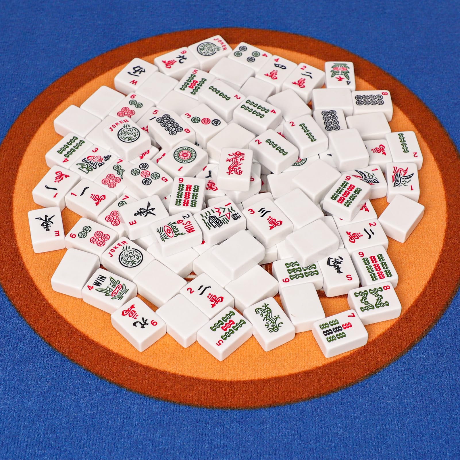 GUSTARIA space-saving design fits small tables and cozy game nights.