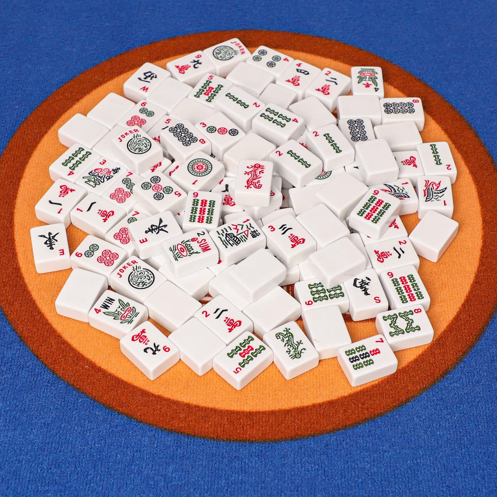 GUSTARIA space-saving design fits small tables and cozy game nights.