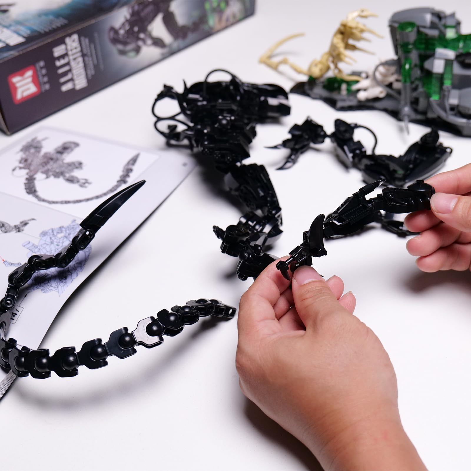 GXJTYYBS Xenomorph assembled display size creates a bold sci-fi diorama.