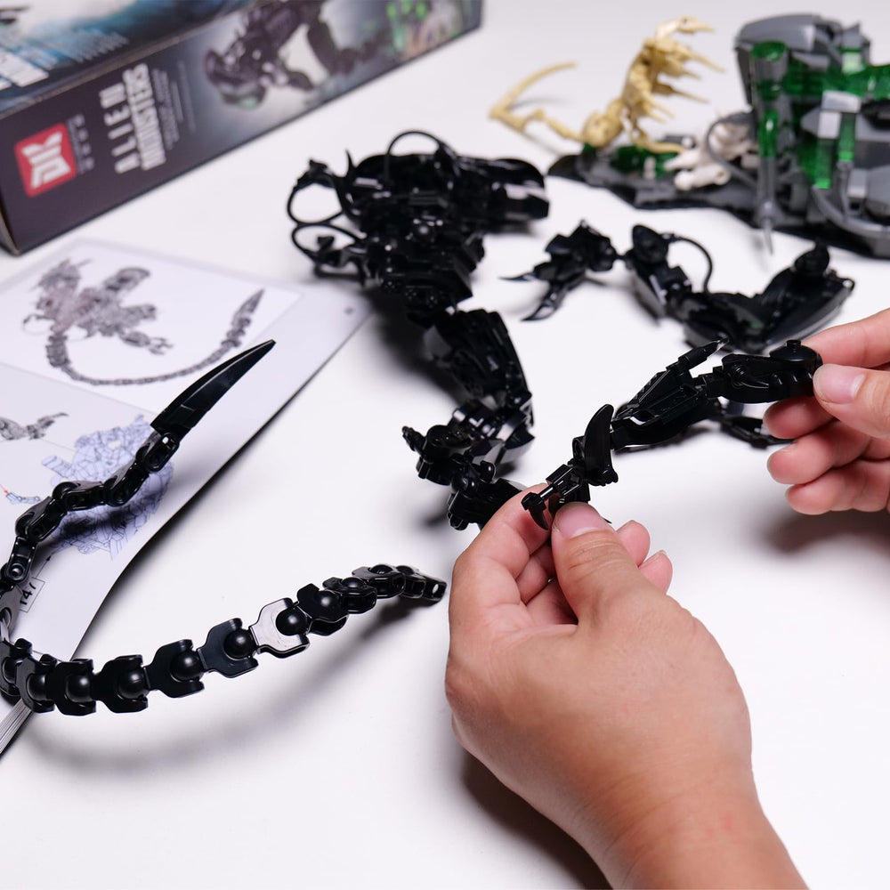 GXJTYYBS Xenomorph assembled display size creates a bold sci-fi diorama.