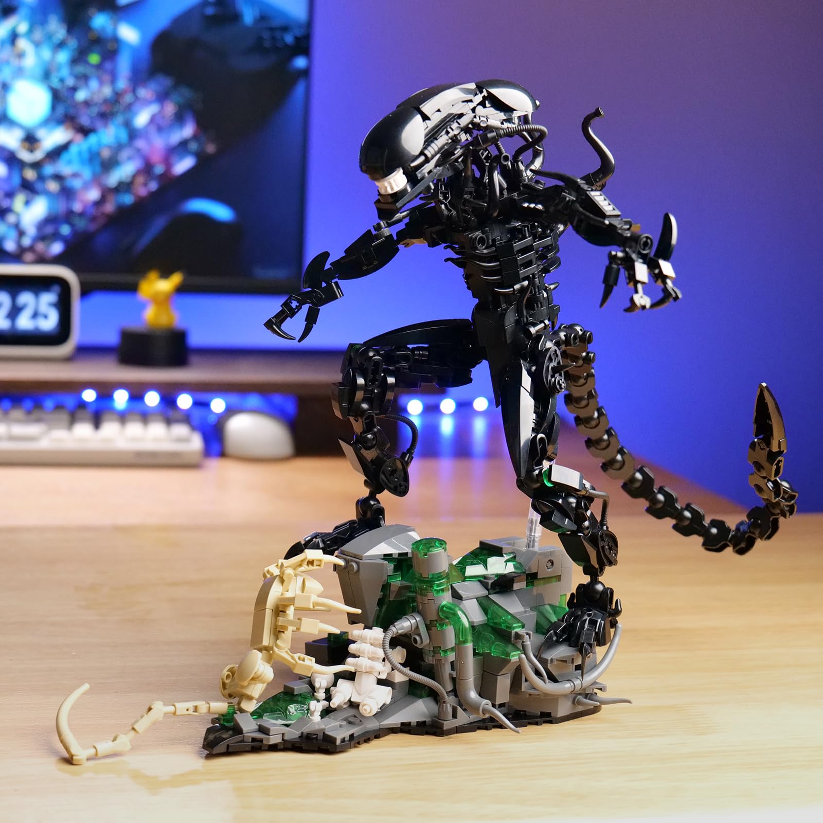 GXJTYYBS Xenomorph makes a striking desk display and collectible gift.