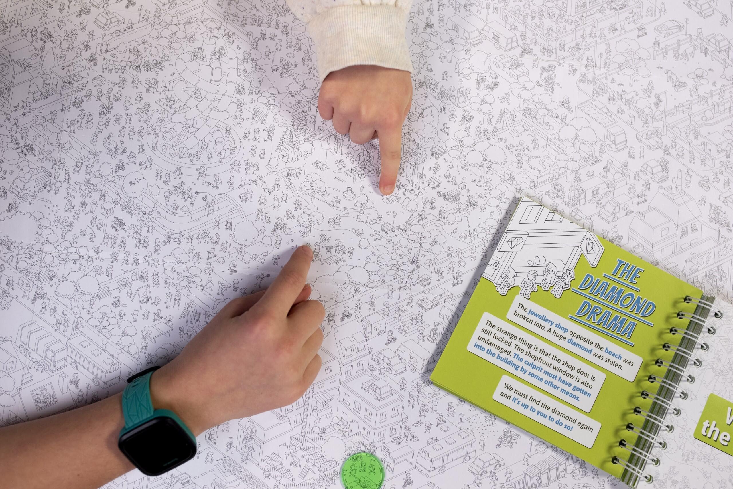 Hachette MicroMacro Kids fits 1-4 players for versatile family game nights.