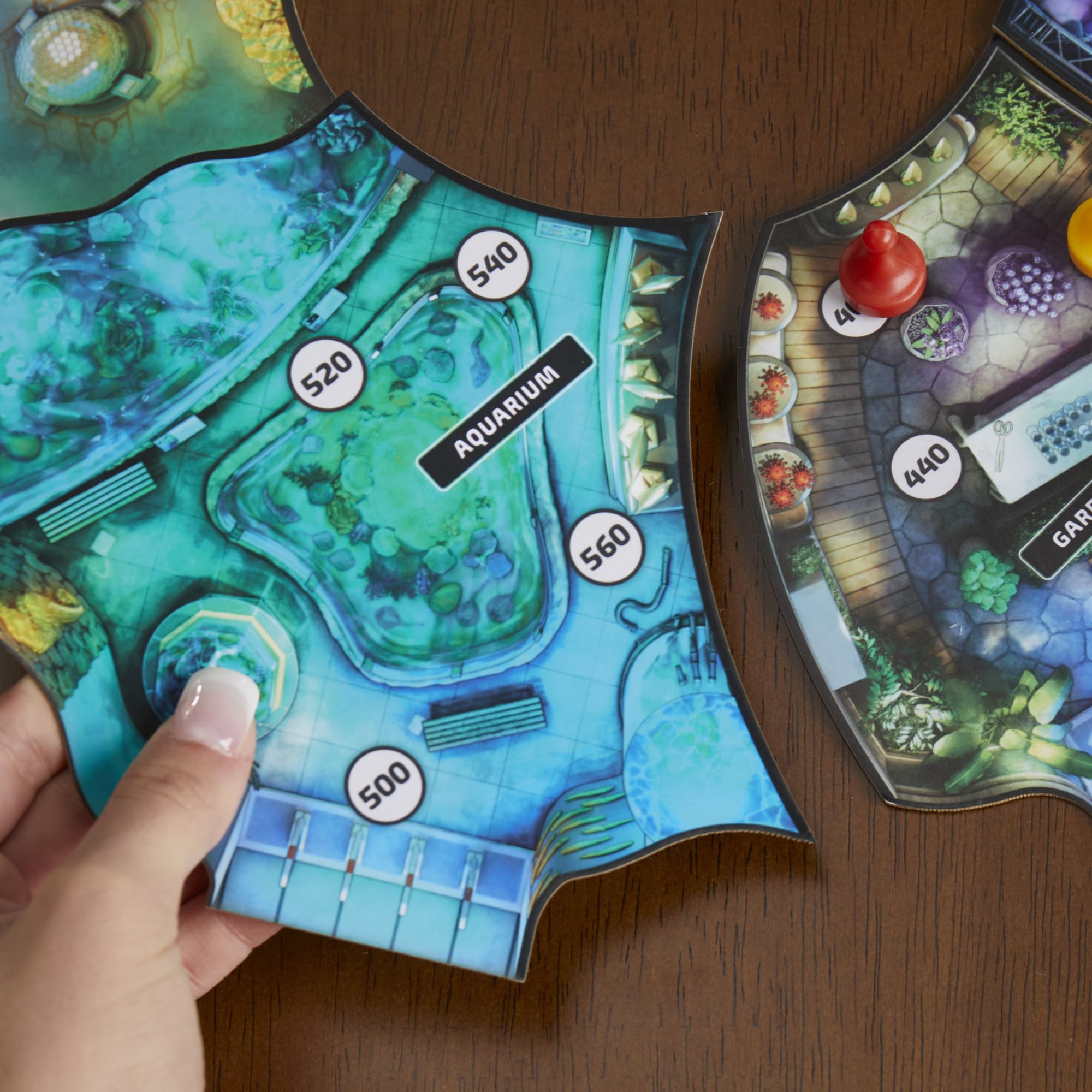 Hasbro Gaming Clue Escape World’s Fair board-building reveals changing rooms as you play.