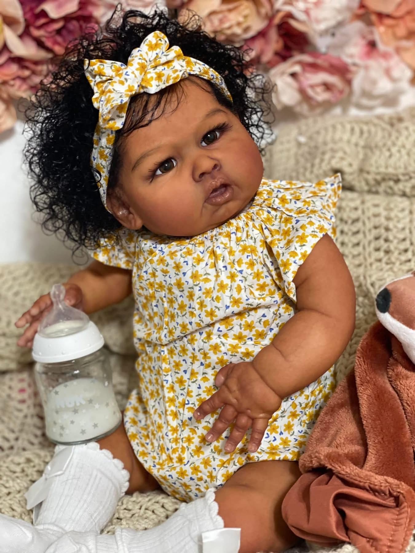 Hengluck detailed nails and hand-drawn features enhance authentic newborn look.
