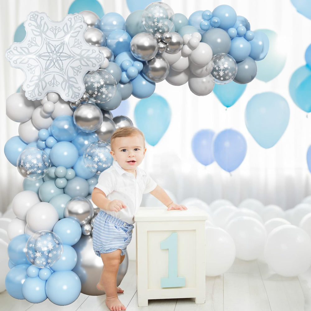 HILAVO snowflake foil balloon as a shimmering centerpiece