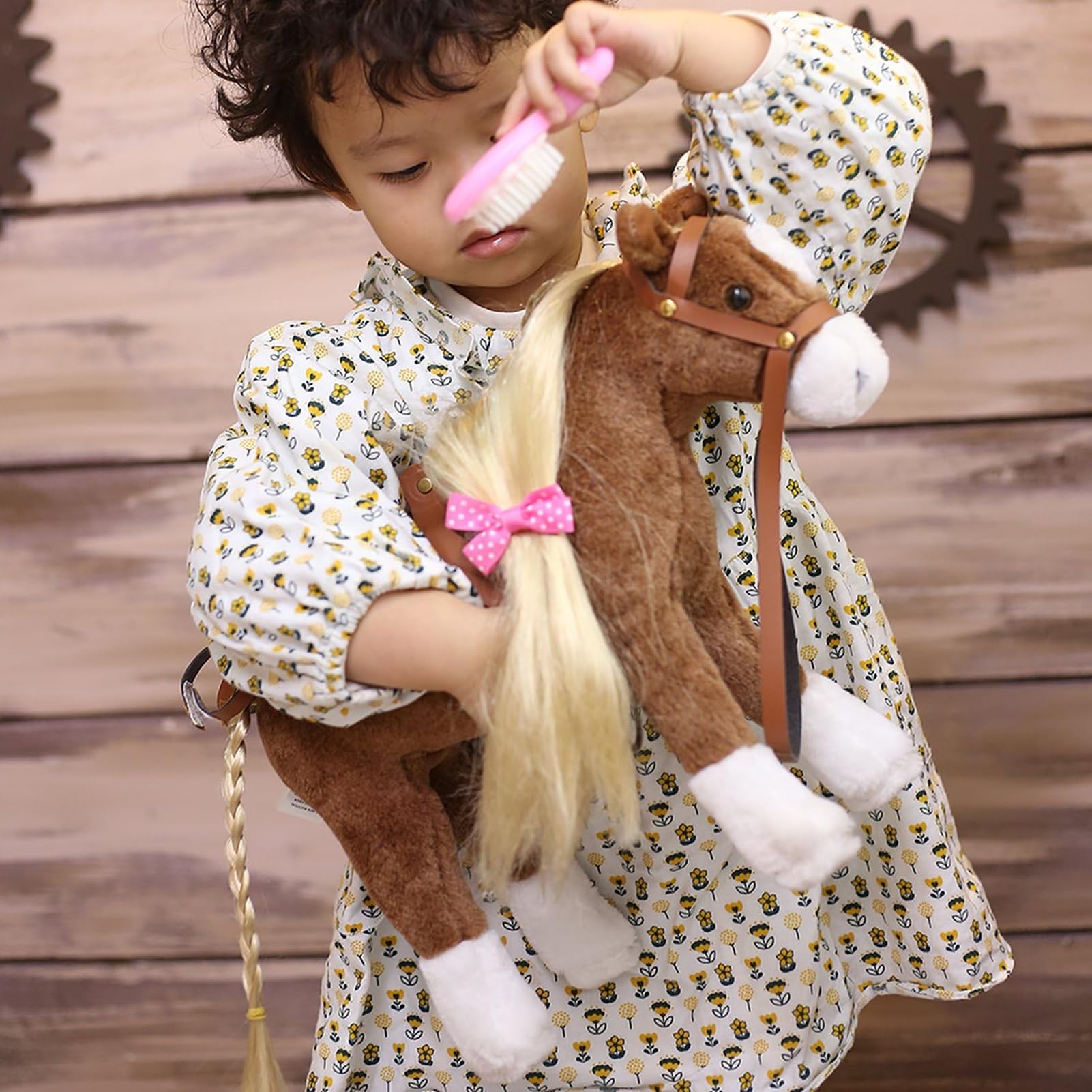 HollyHOME horse accessories include a comb and pink hairpin for hair styling.