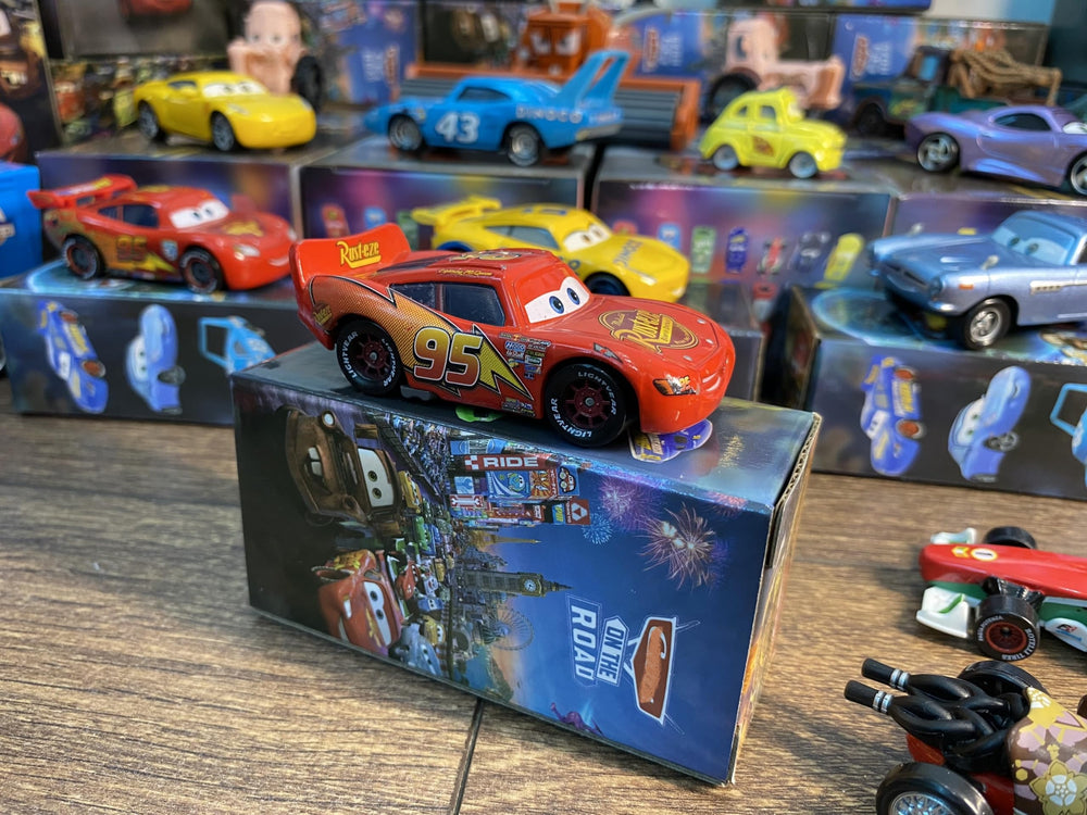 HOMETEAM SP party-ready racer set suitable for decorations and gifts.