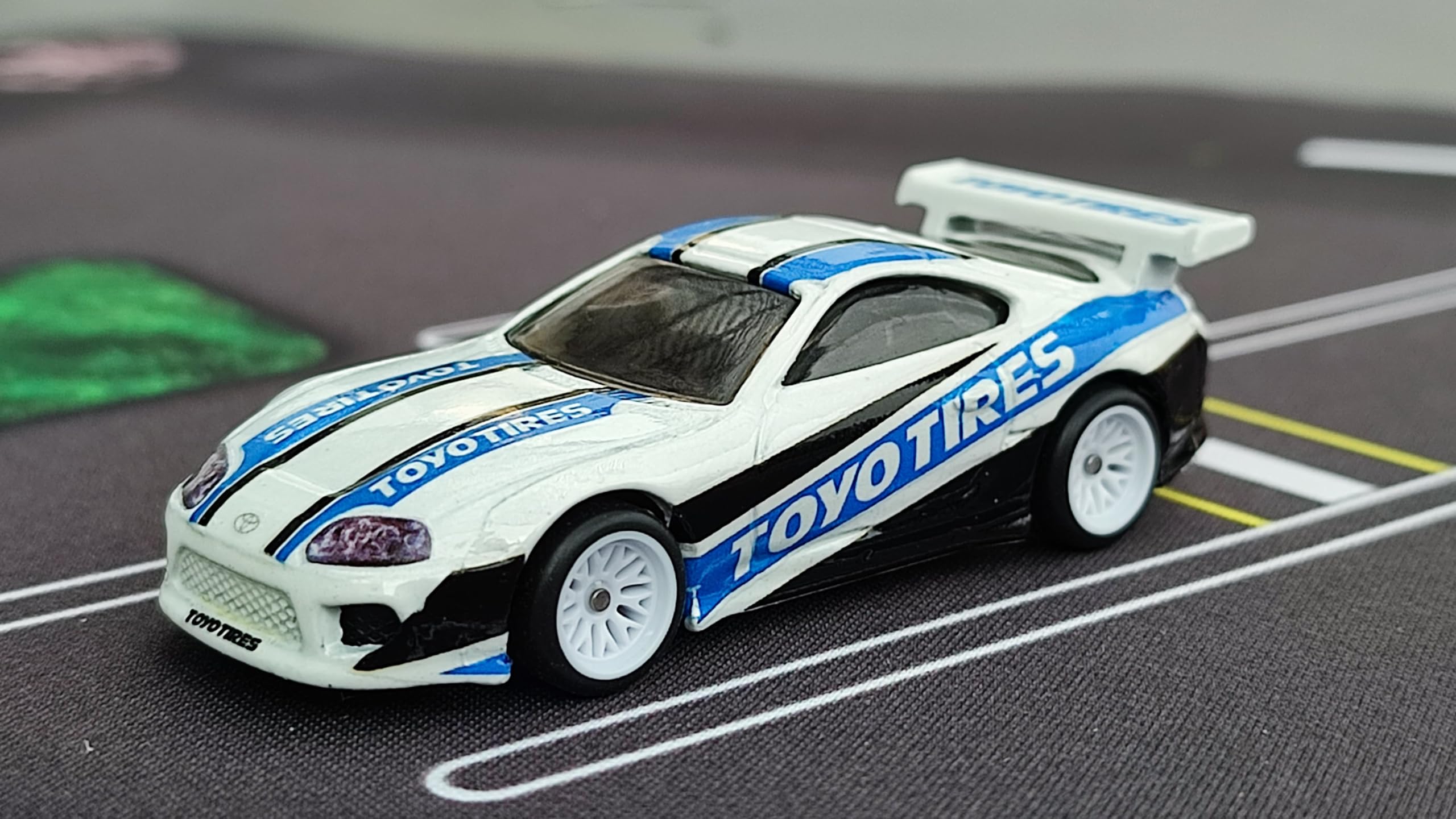 Hot Wheels 1:64 mixed rim styles for varied display.