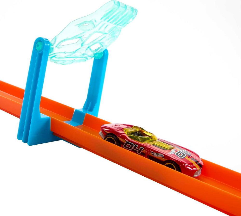Hot Wheels Ice Crash Pack ice-themed flippers enable exciting stunts.