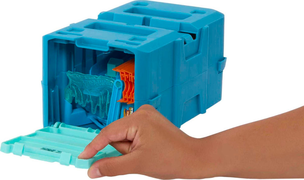 Hot Wheels Ice Crash Pack ice wall adds dramatic crashing visuals.