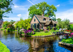 HUADADA Giethoorn village puzzle with 1000 pieces and vibrant colors that interlock securely.