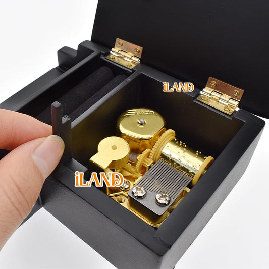 Iland miniature violin with a polished finish for 1/12 scale displays.