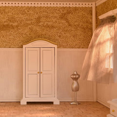 iLAND Brewster style fusiform accents decorate key pieces for vintage realism
