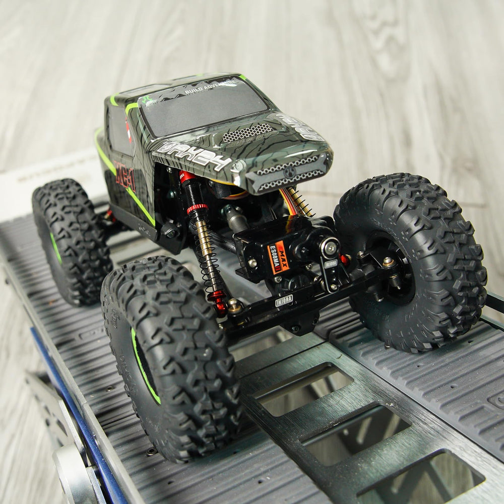 INJORA 51mm shocks at 27mm compressed length for compact fit.
