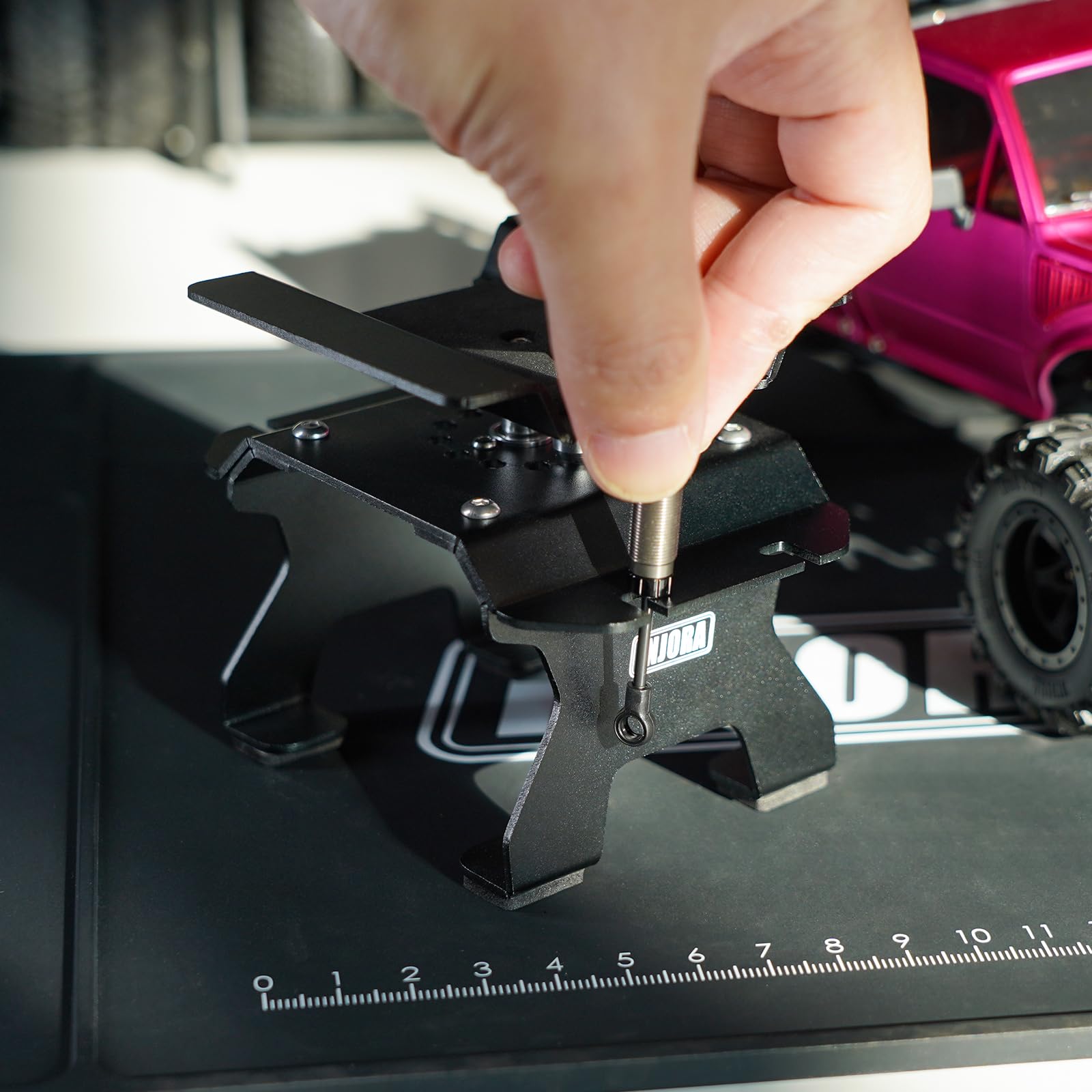 INJORA 1/18 and 1/24 compatible stand for TRX4M and SCX24 crawlers.