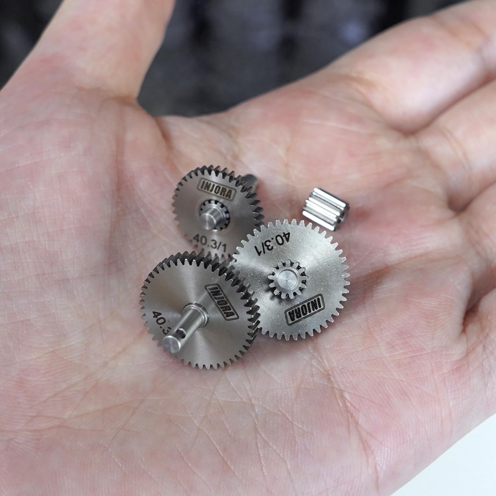 INJORA grease reminder for optimal gear performance during installation