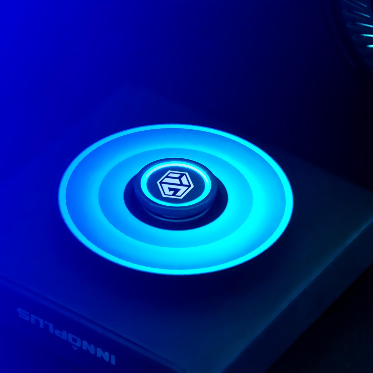 INNÔPLUS fidget spinner held in hand for smooth rotation