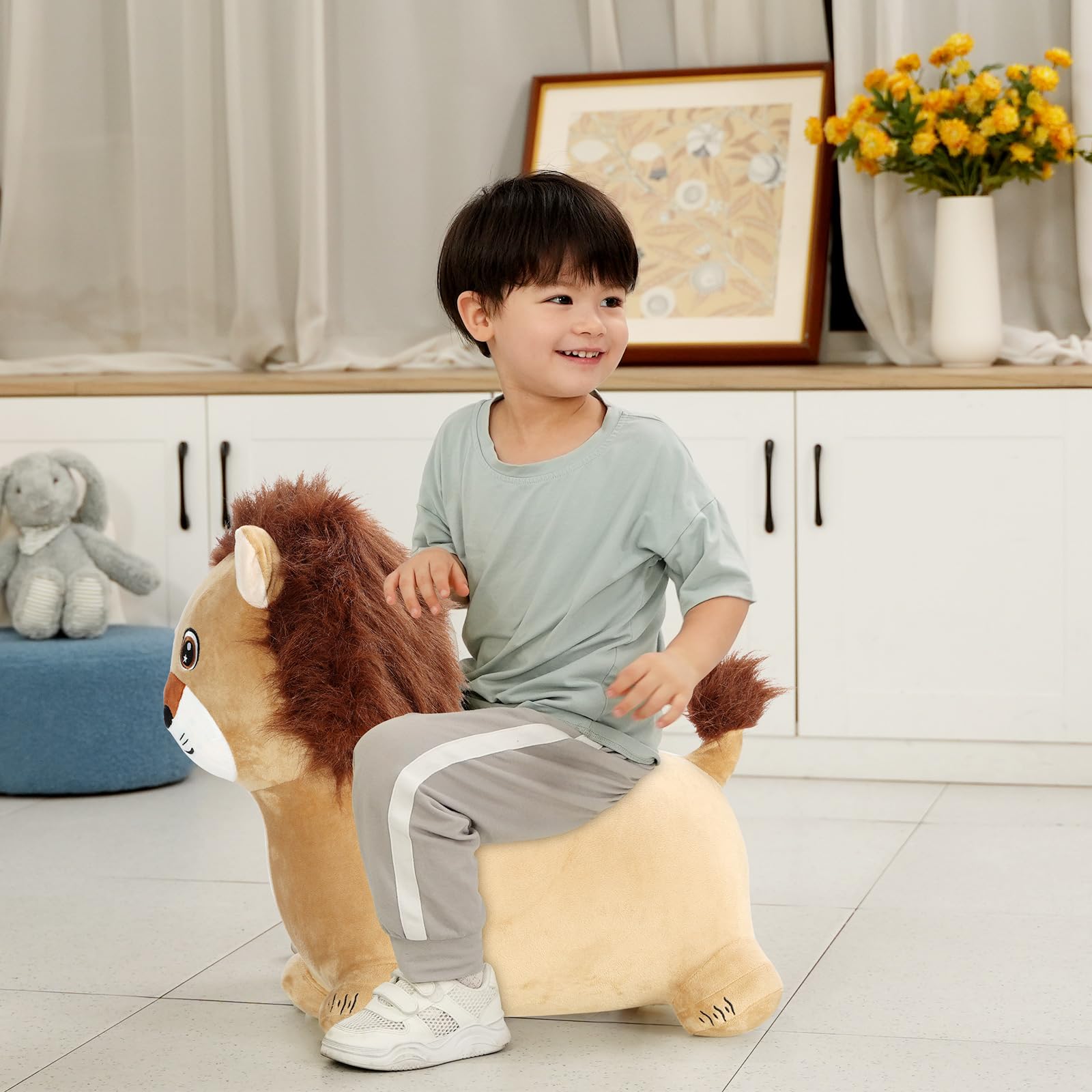 INPANY Lion Hopper gift box, ideal for birthdays.