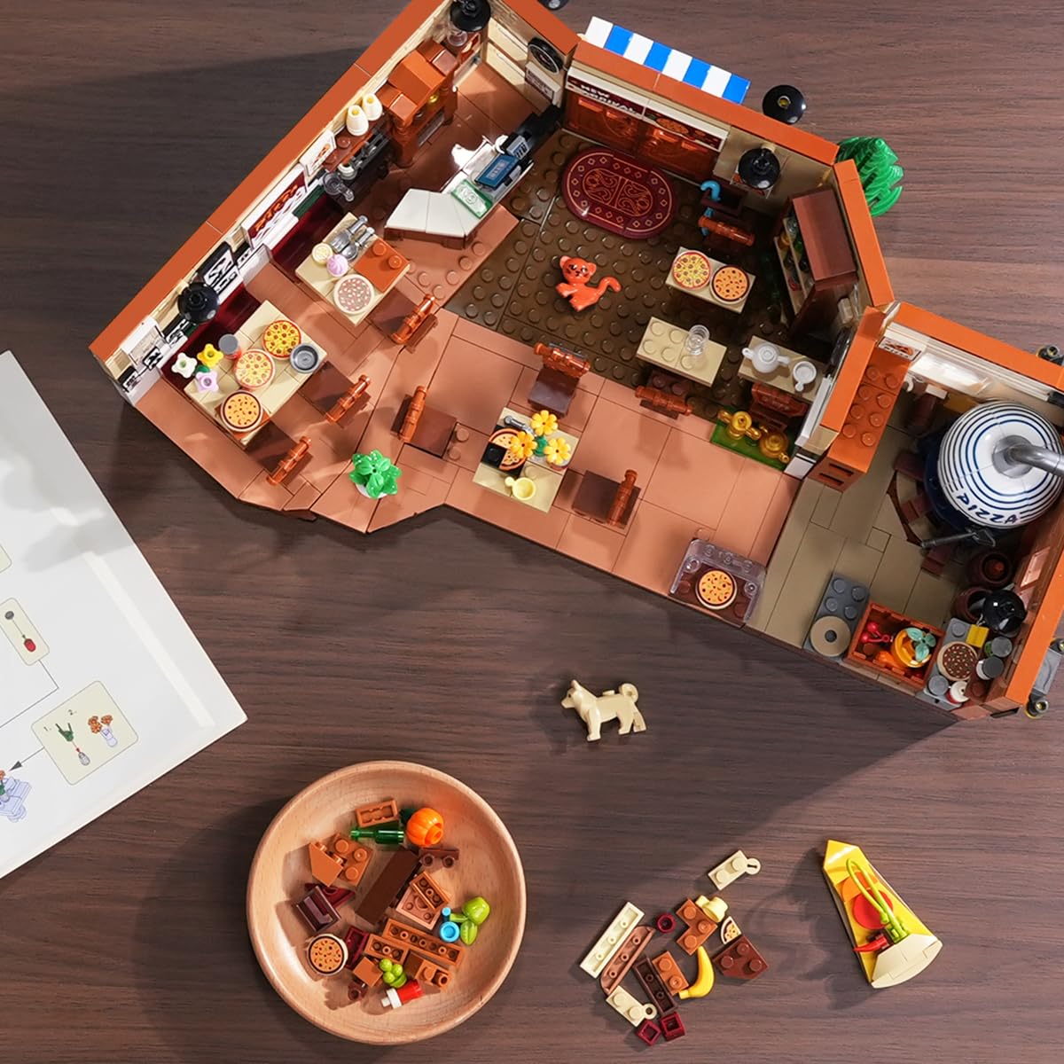 INSOON City Street Pizza Building Set 1098-piece set offers a rewarding building experience