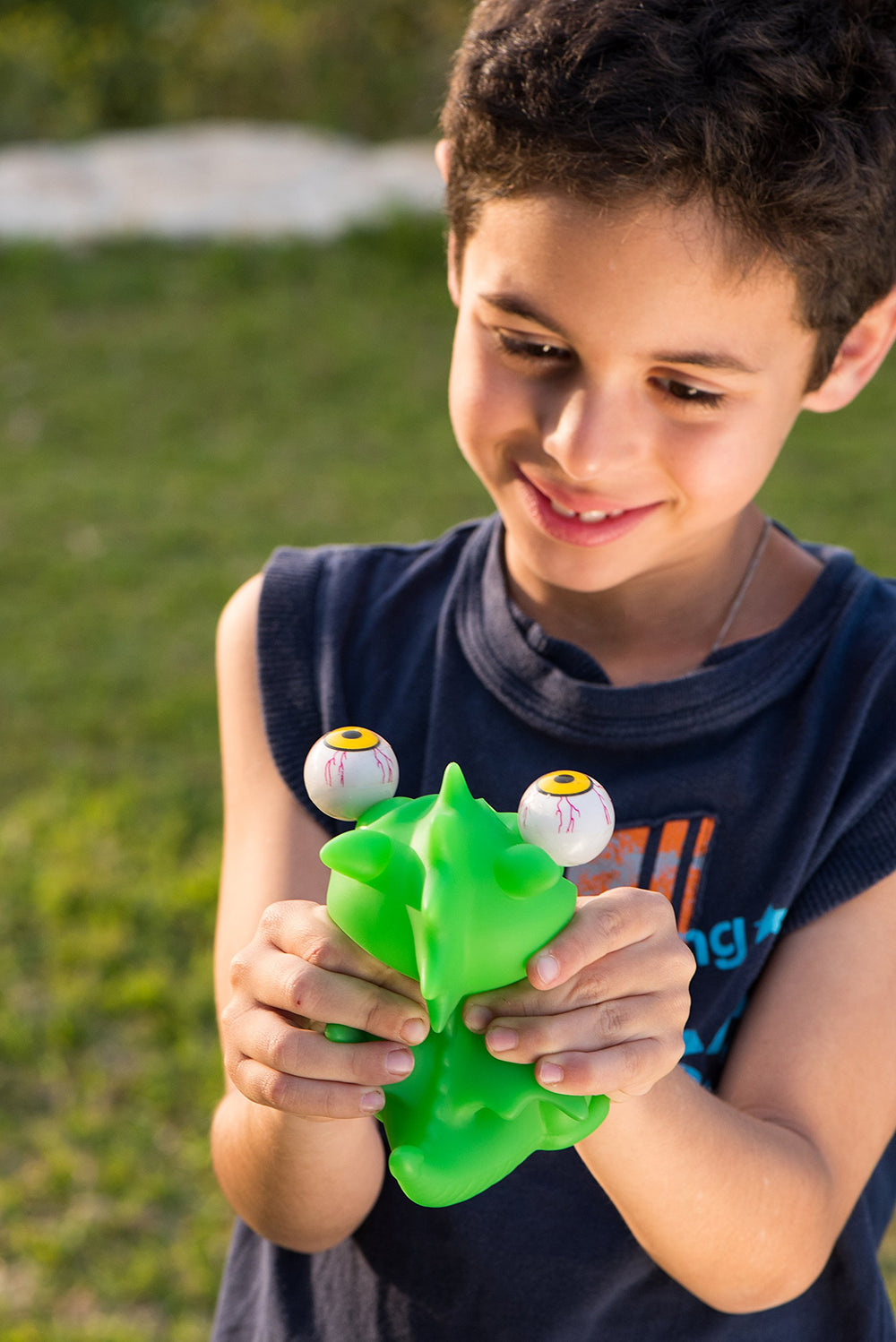 IPIDIPI TOYS Flippy Dragon durable plastic withstands repeated squeezes for long-lasting fun.