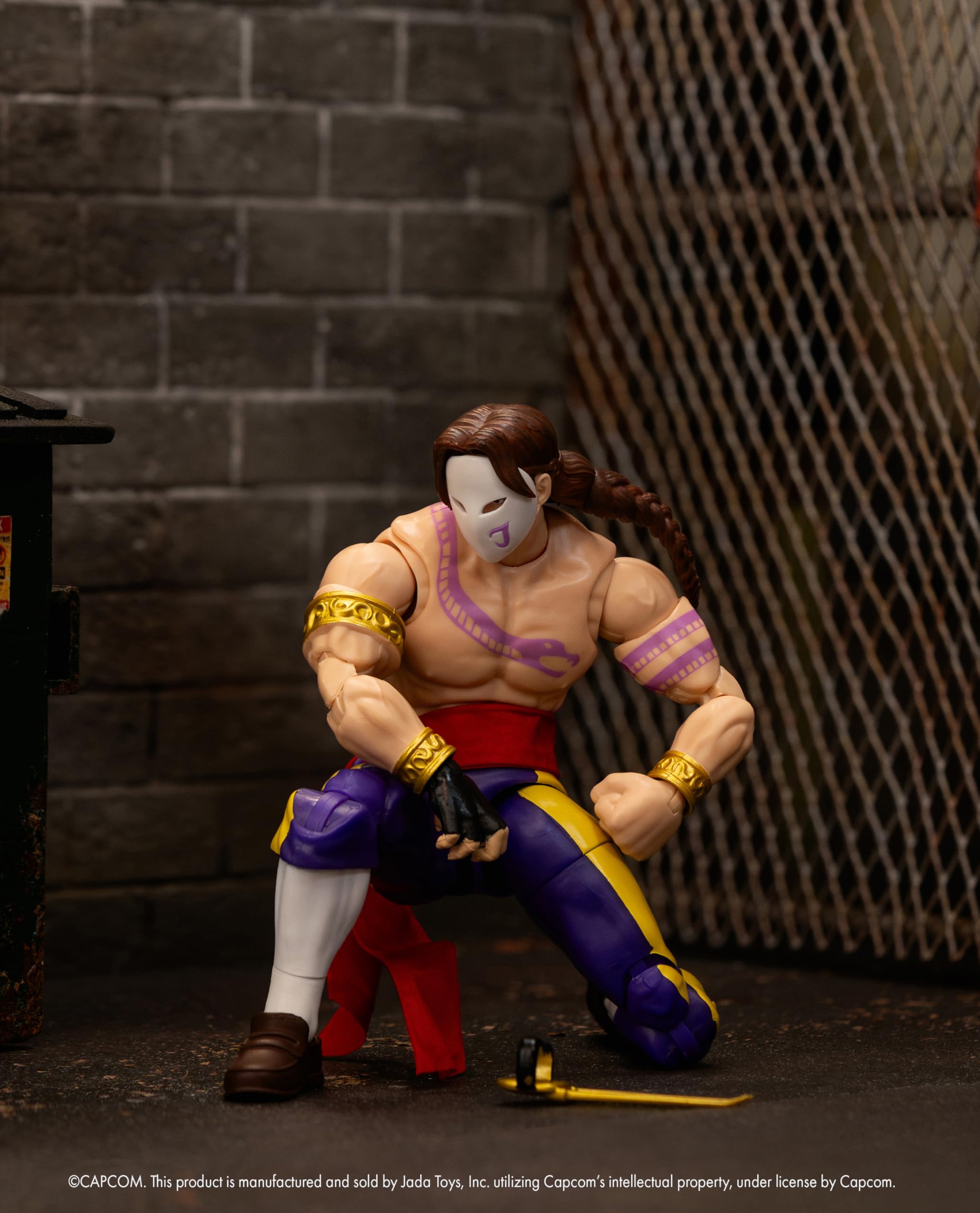 Detachable claw accessory recreates Vega's signature weapon.