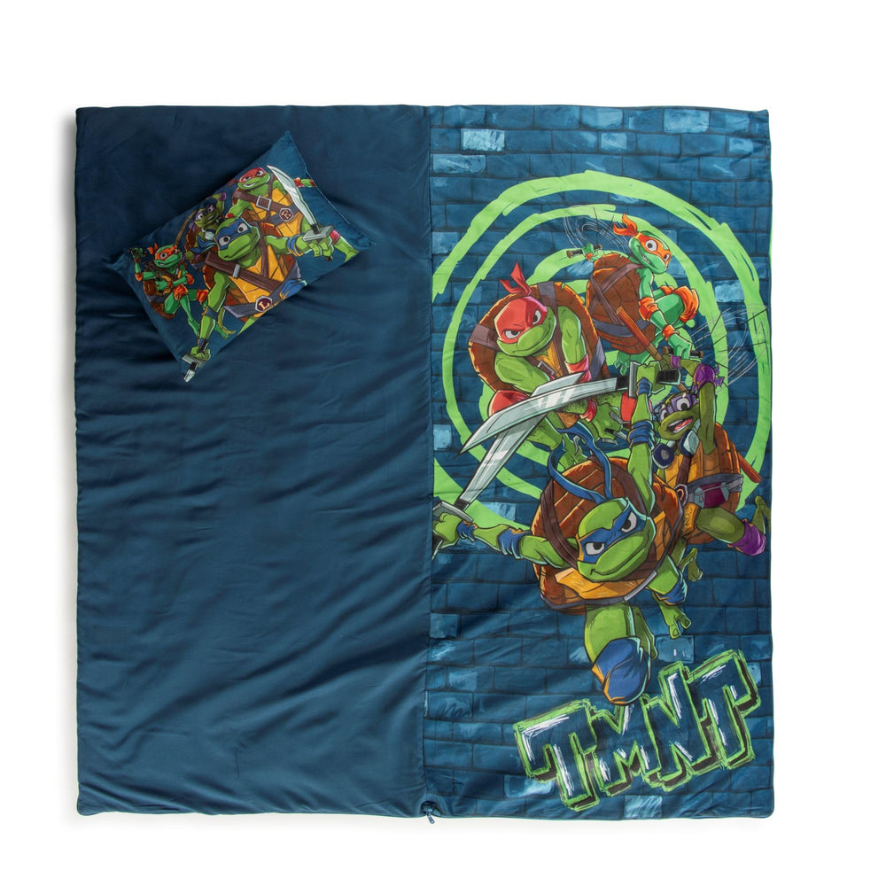 Jay Franco TMNT slumber bag with zipper closure secures the indoor resting space.