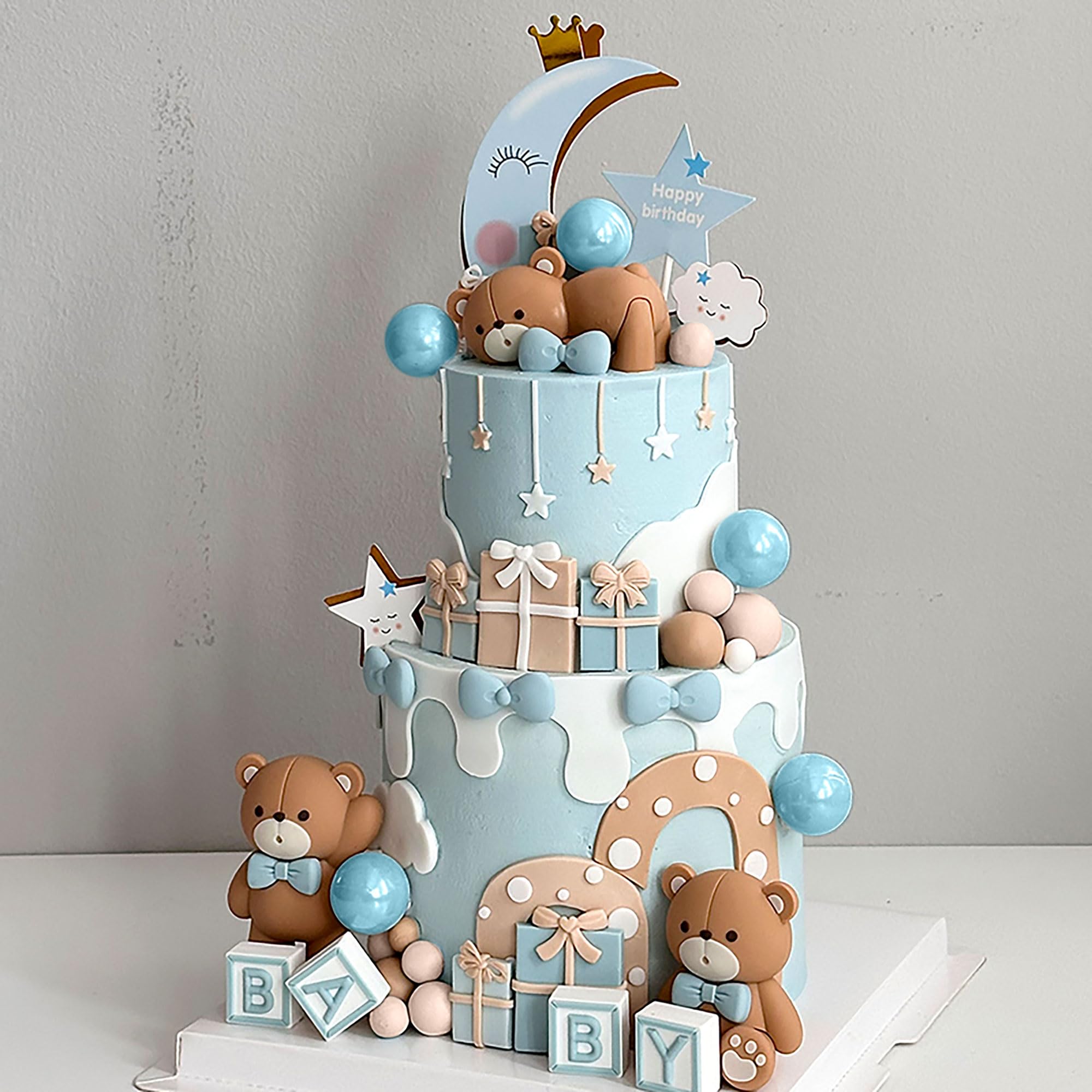JeVenis Star toppers add twinkling accents to birthday cakes.