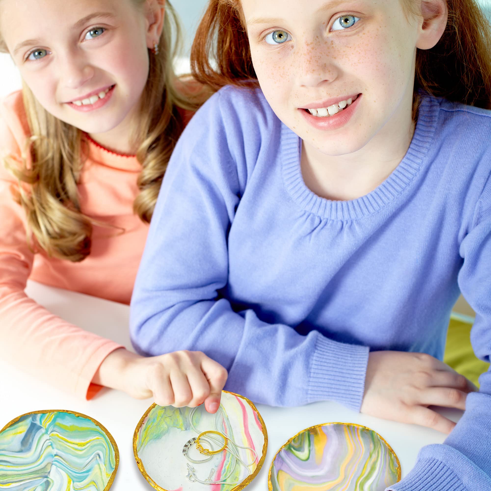 JOiFULi kids crafting session boosts creativity and fine-motor skills.