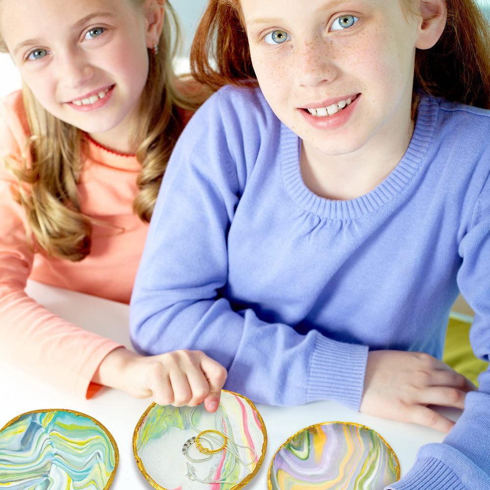 JOiFULi kids crafting session boosts creativity and fine-motor skills.