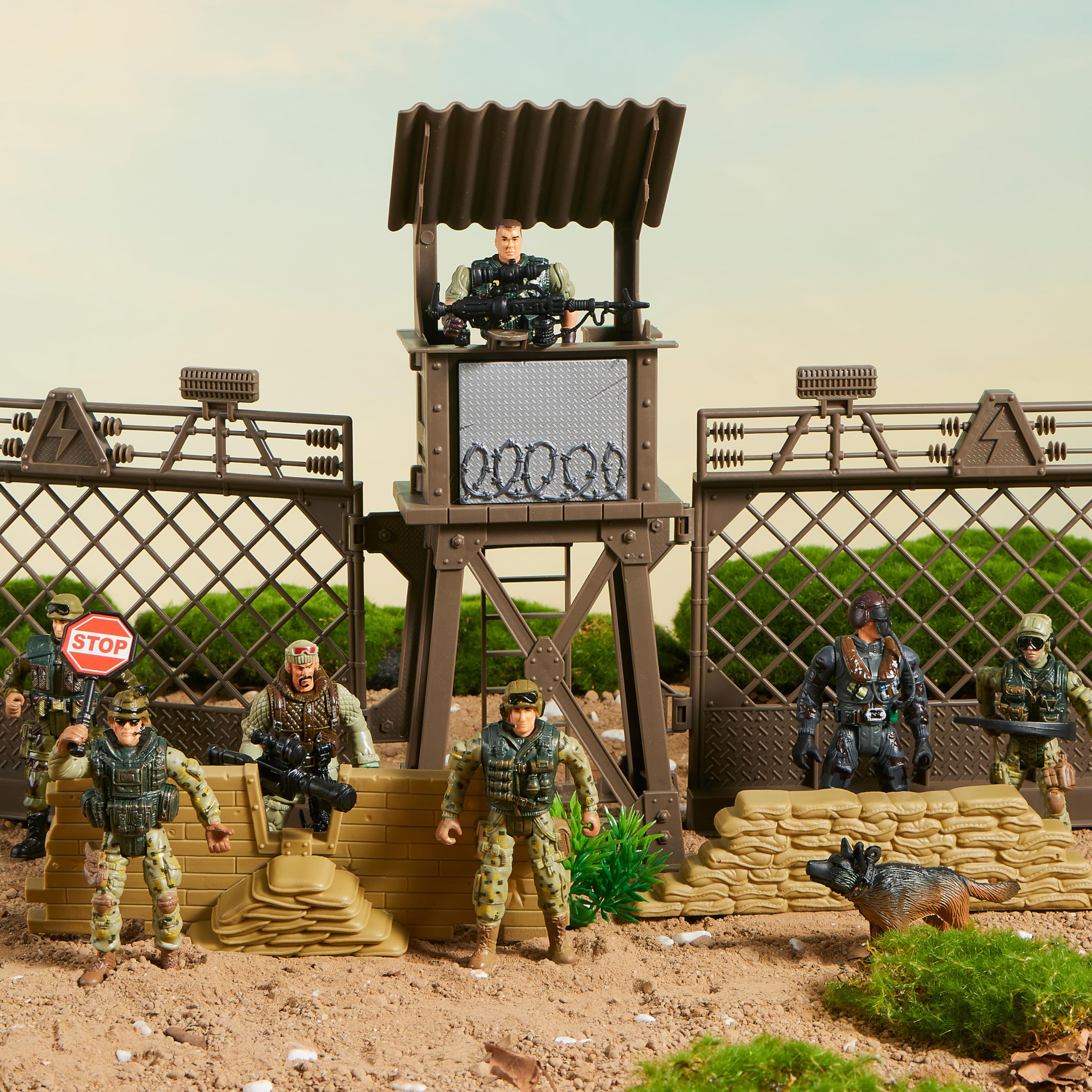 JOYIN 4-inch army men in attentive poses for disciplined pretend scenarios