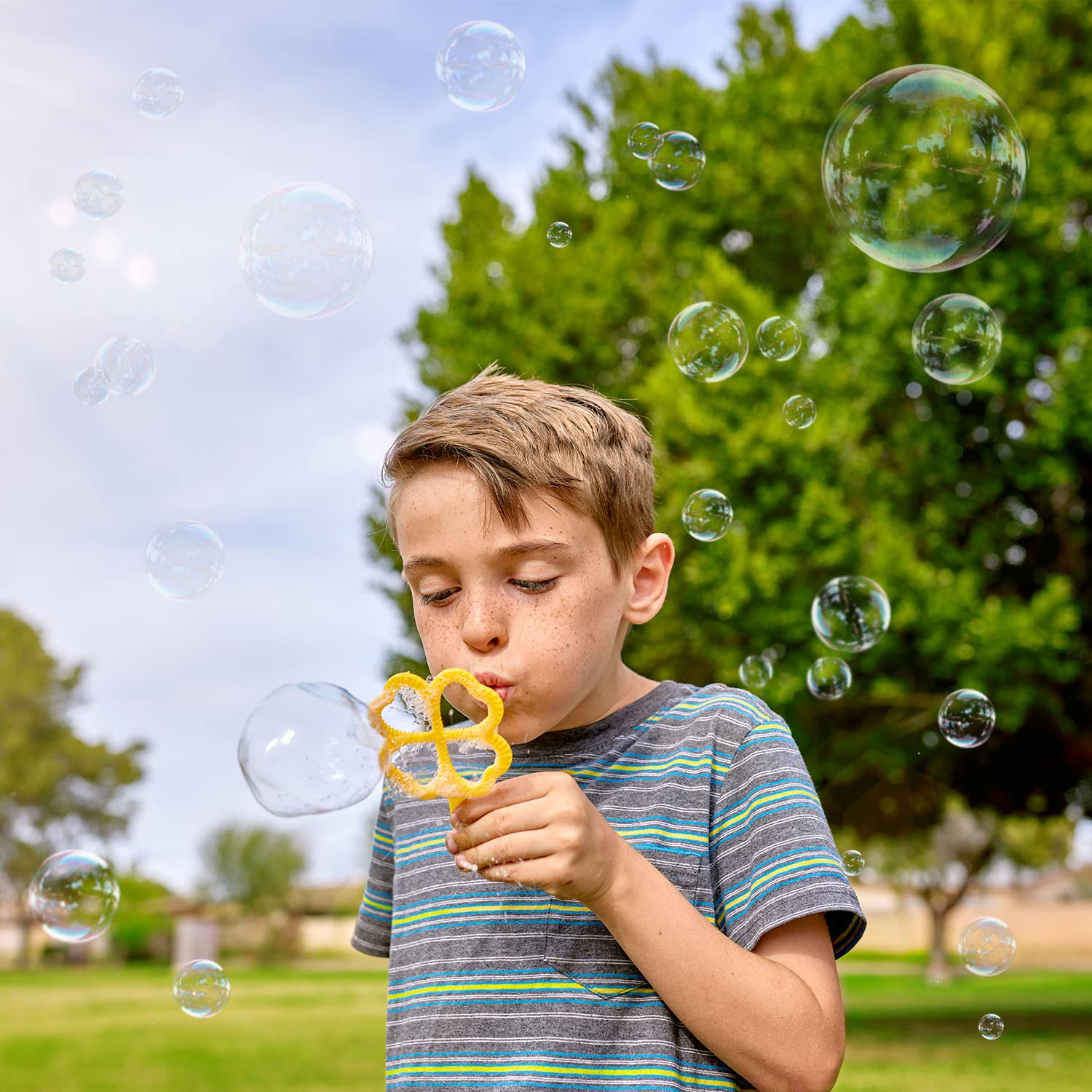 JOYIN bubble wands at weddings or parties add playful decor and fun.