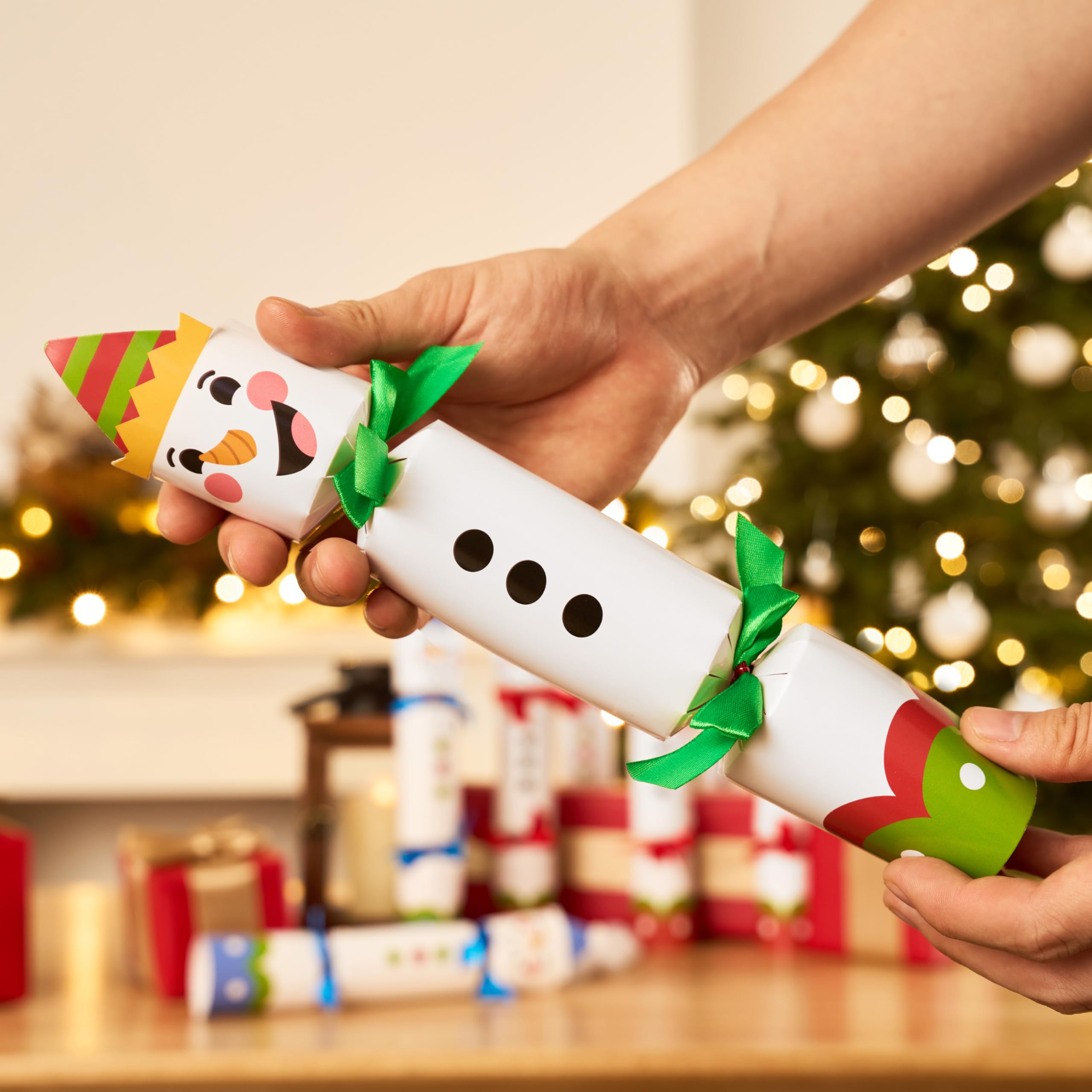 JOYIN family-fun Christmas dinner with interactive party favors.