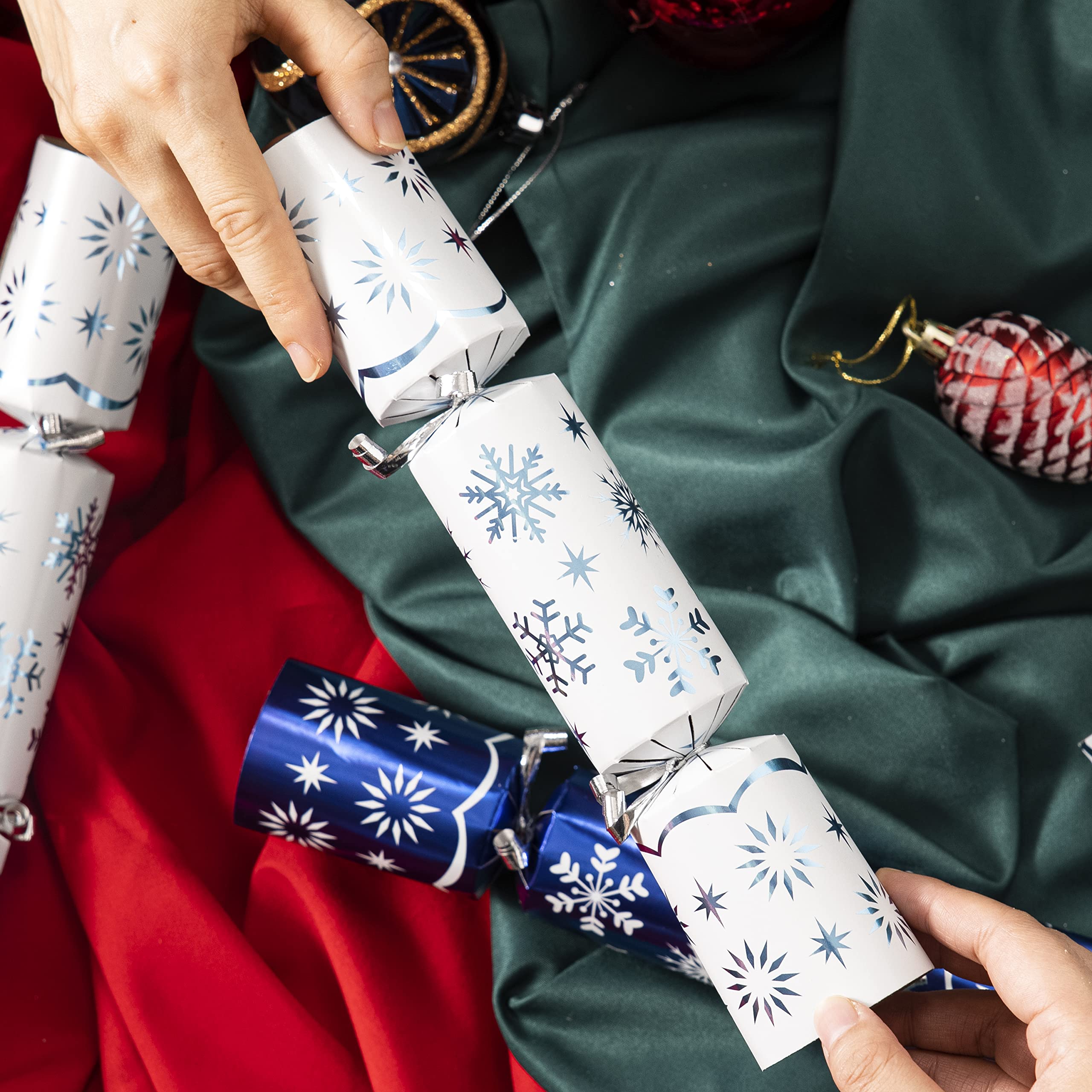 JOYIN JOYN eight-piece set with varied snowflake designs for party spread