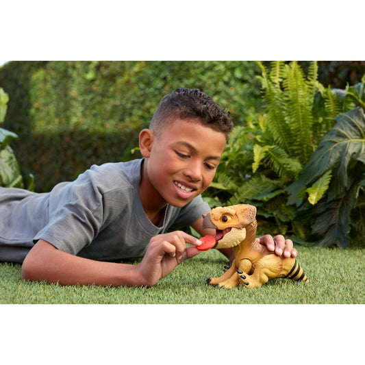 Jurassic World Aquilops Dolores head-slider calm feature promotes soothing play.