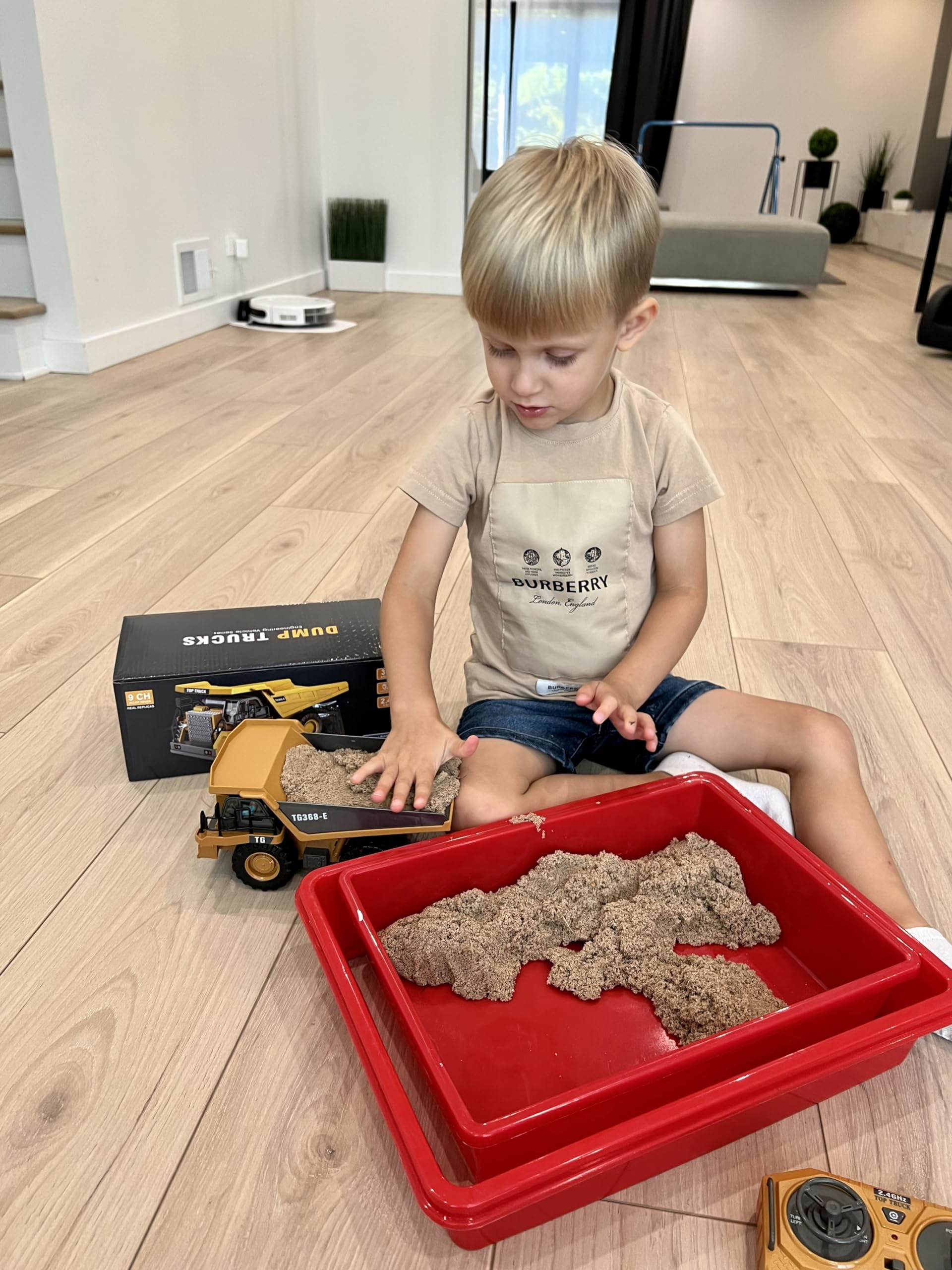 KIDMARKT RC dump truck dump bed lifts to 60 degrees for realistic unloading.