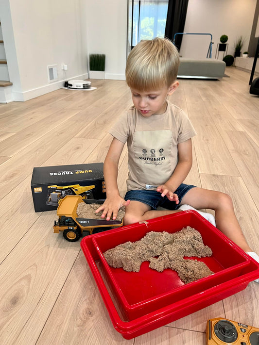 KIDMARKT RC dump truck dump bed lifts to 60 degrees for realistic unloading.