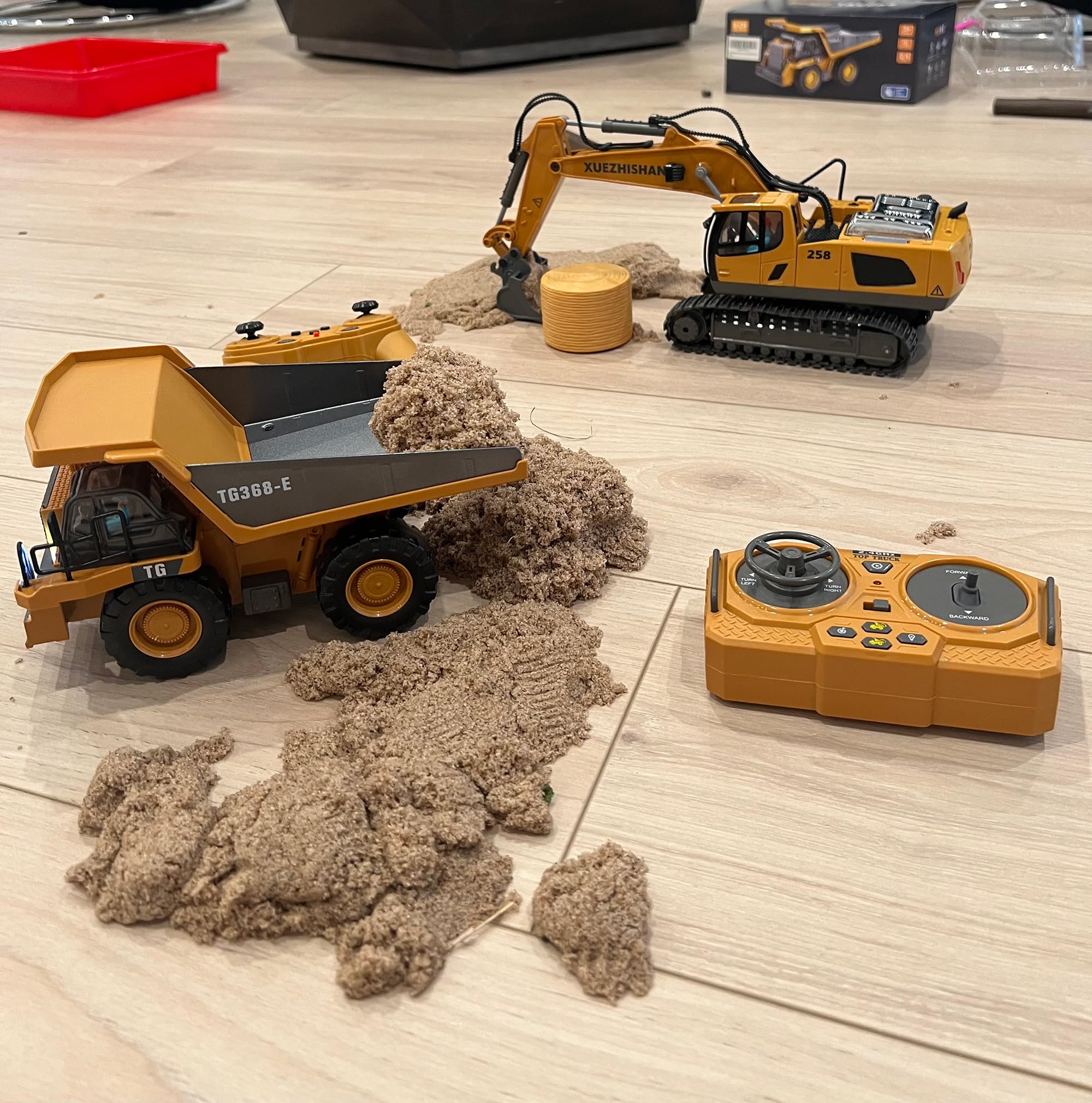 KIDMARKT RC excavator 680-degree swing cab demonstrates wide range of motion.