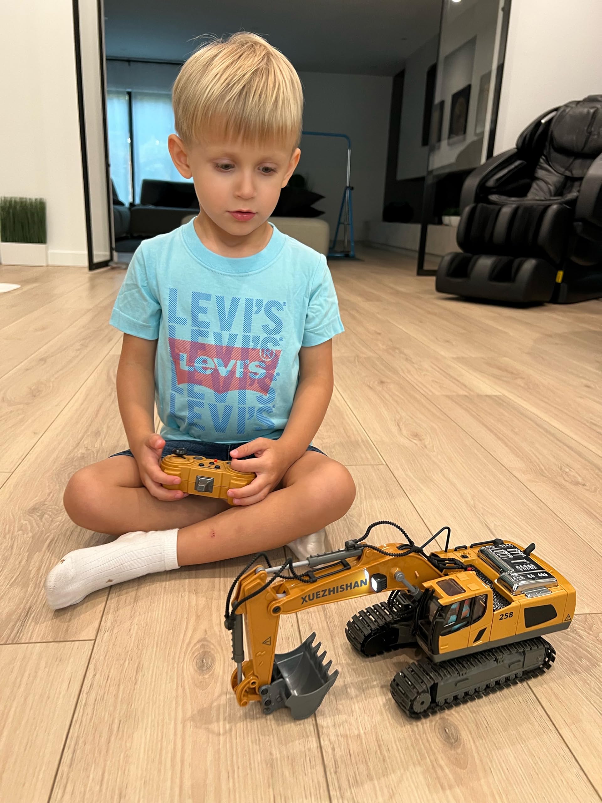 KIDMARKT RC excavator package includes remote, batteries, charger, screwdriver, and manual.
