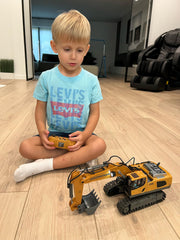 KIDMARKT RC excavator package includes remote, batteries, charger, screwdriver, and manual.