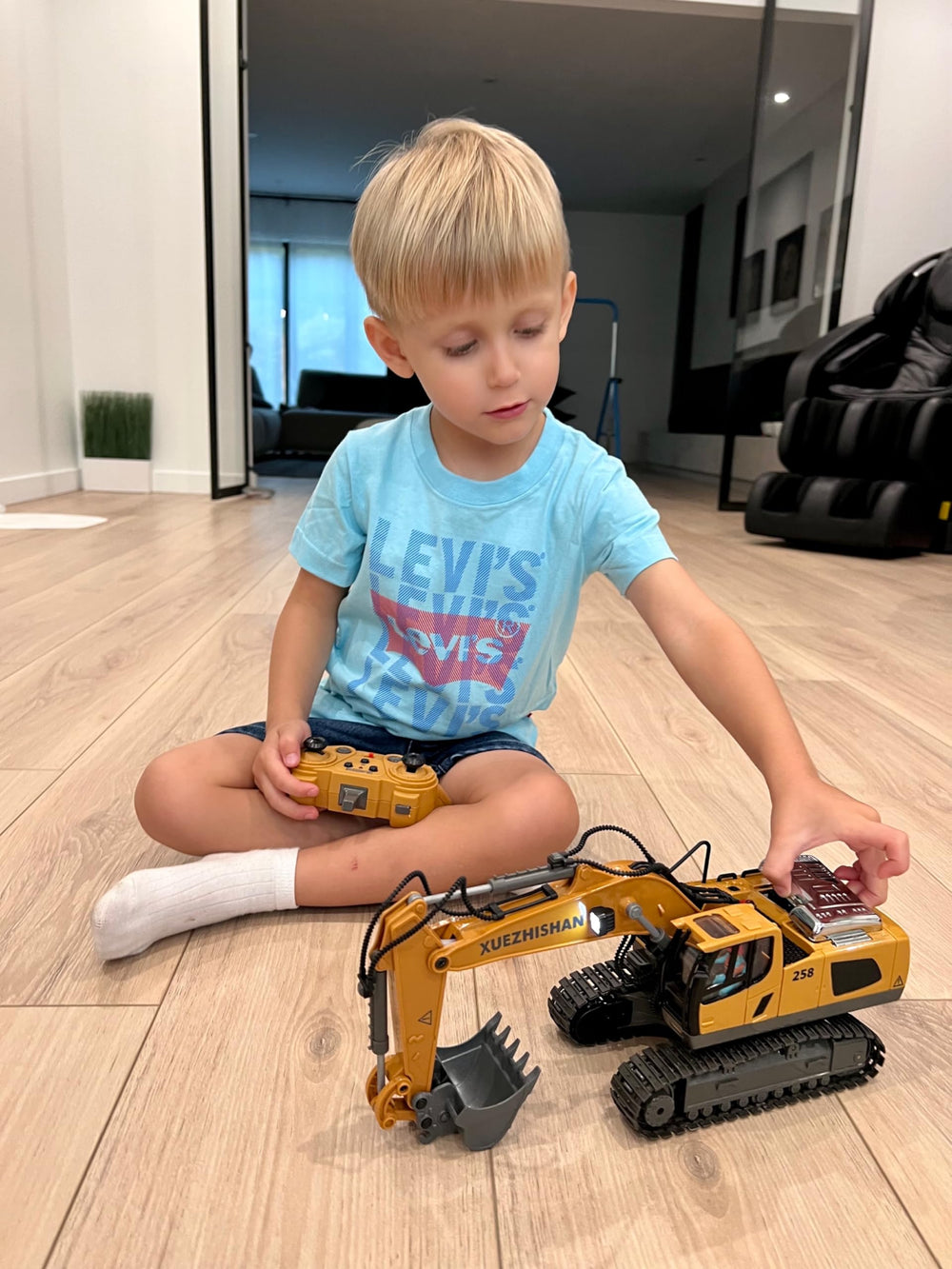 KIDMARKT RC excavator ready-to-assemble packaging makes setup quick and simple.