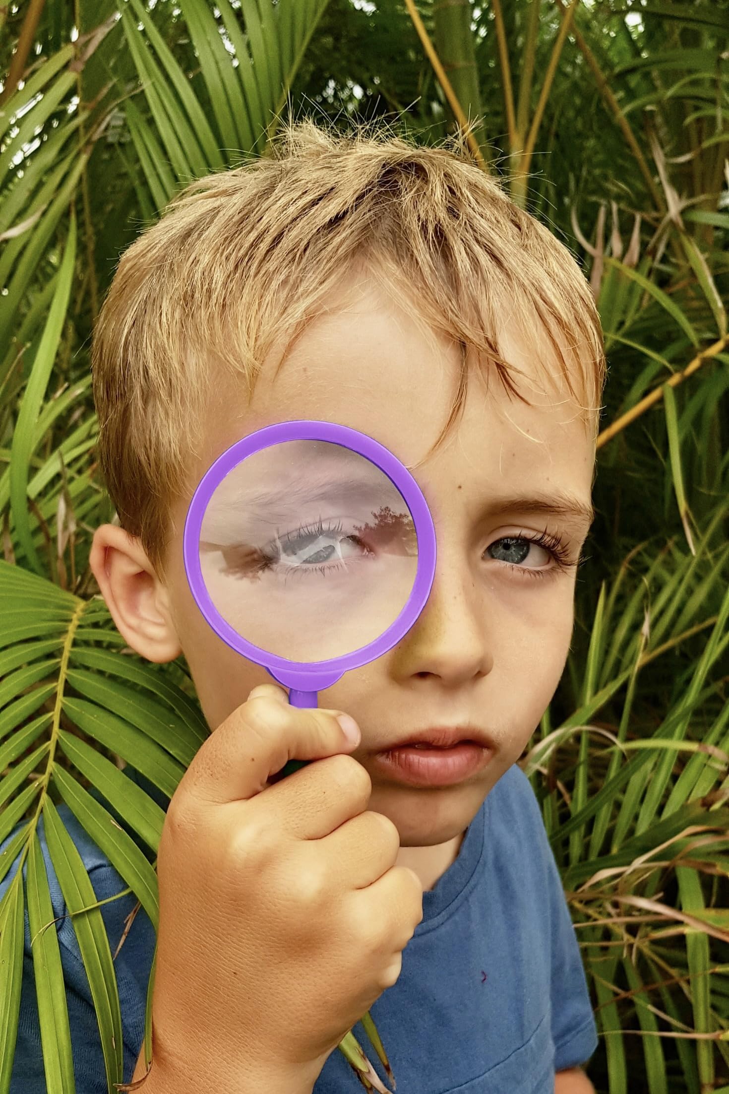 Kidz@Play Adventure Kidz Kit magnifying glass reveals tiny details on hikes.