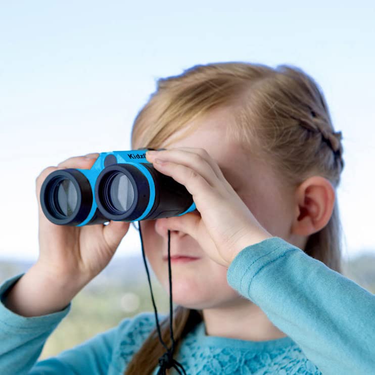 Kidz@Play Adventure Kit magnifying glass reveals tiny details of plants and insects.