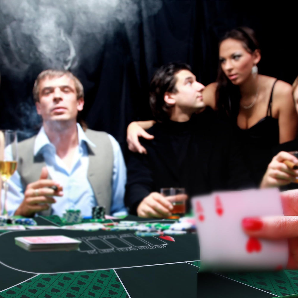 Kinlop poker mat supports 5–10 players for home games.