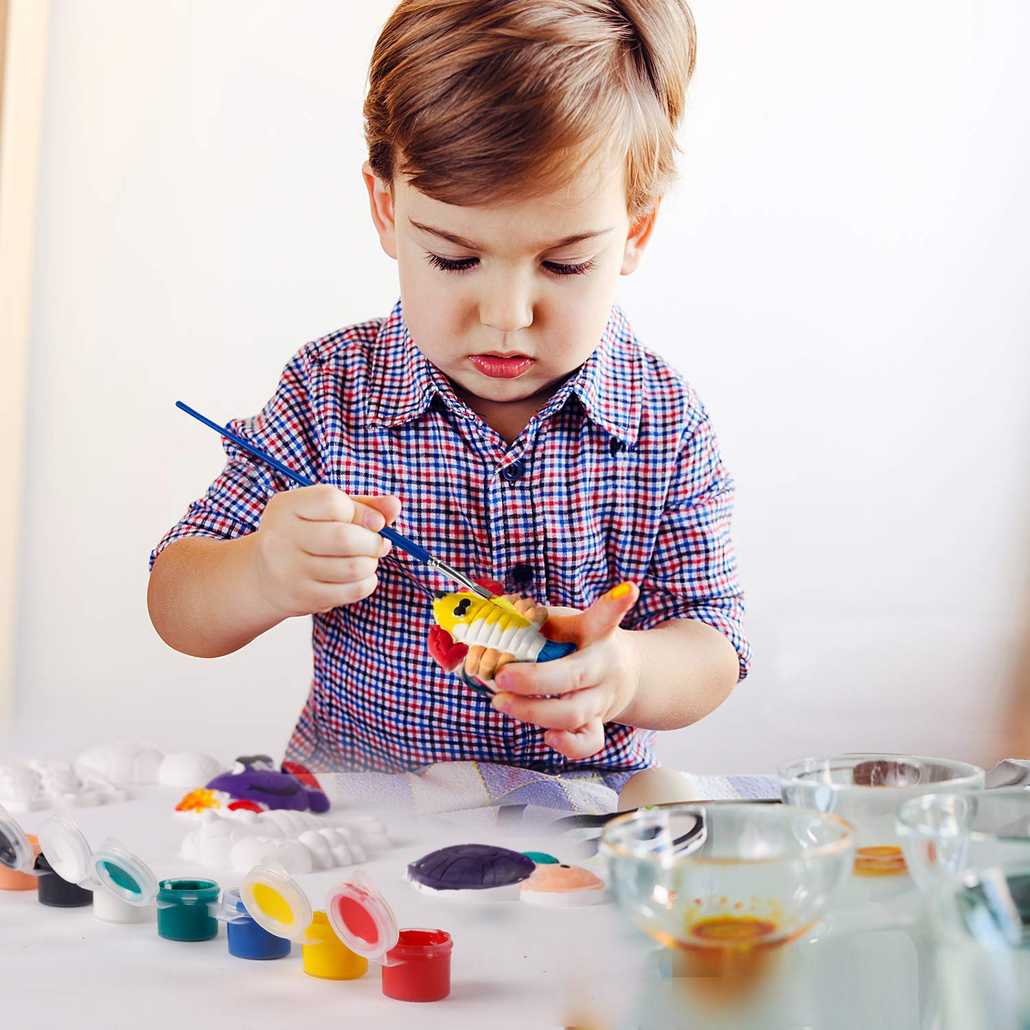 KODATEK paintbrushes and palette ideal for precise plaster painting and color mixing.