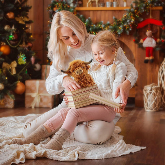Kulupu Highland Cow plush profile showcases horns and fluffy coat for visual charm.
