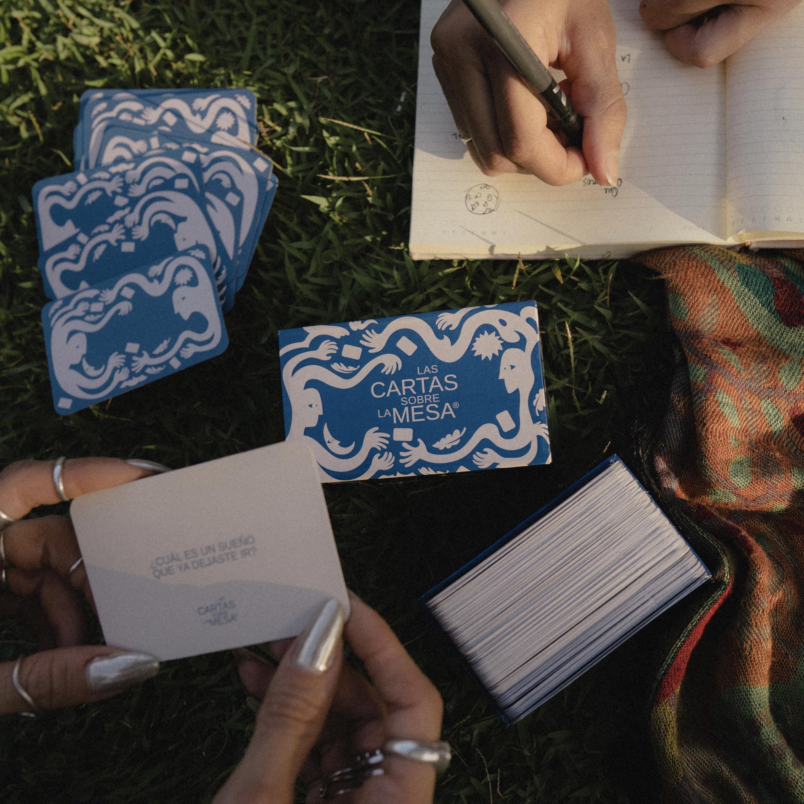 LAS CARTAS SOBRE LA MESA set ideal for family game nights and connectable chats