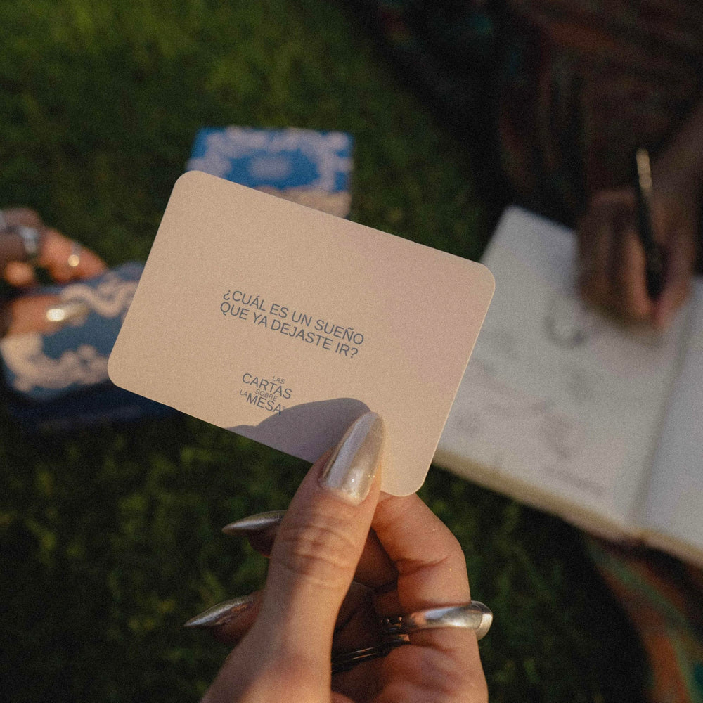 LAS CARTAS SOBRE LA MESA gift-friendly deck for birthdays and holidays