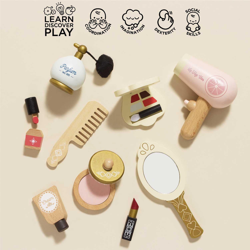 Le Toy Van Star Beauty Bag hand mirror supports collaborative play and narrative imagination.
