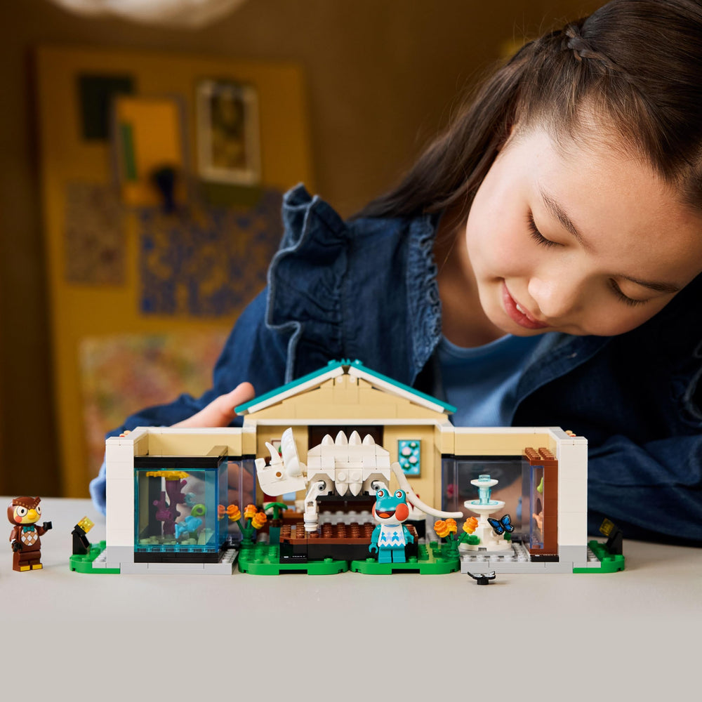 Adjustable hinged walls enable custom museum layouts for reconfigurable exhibits