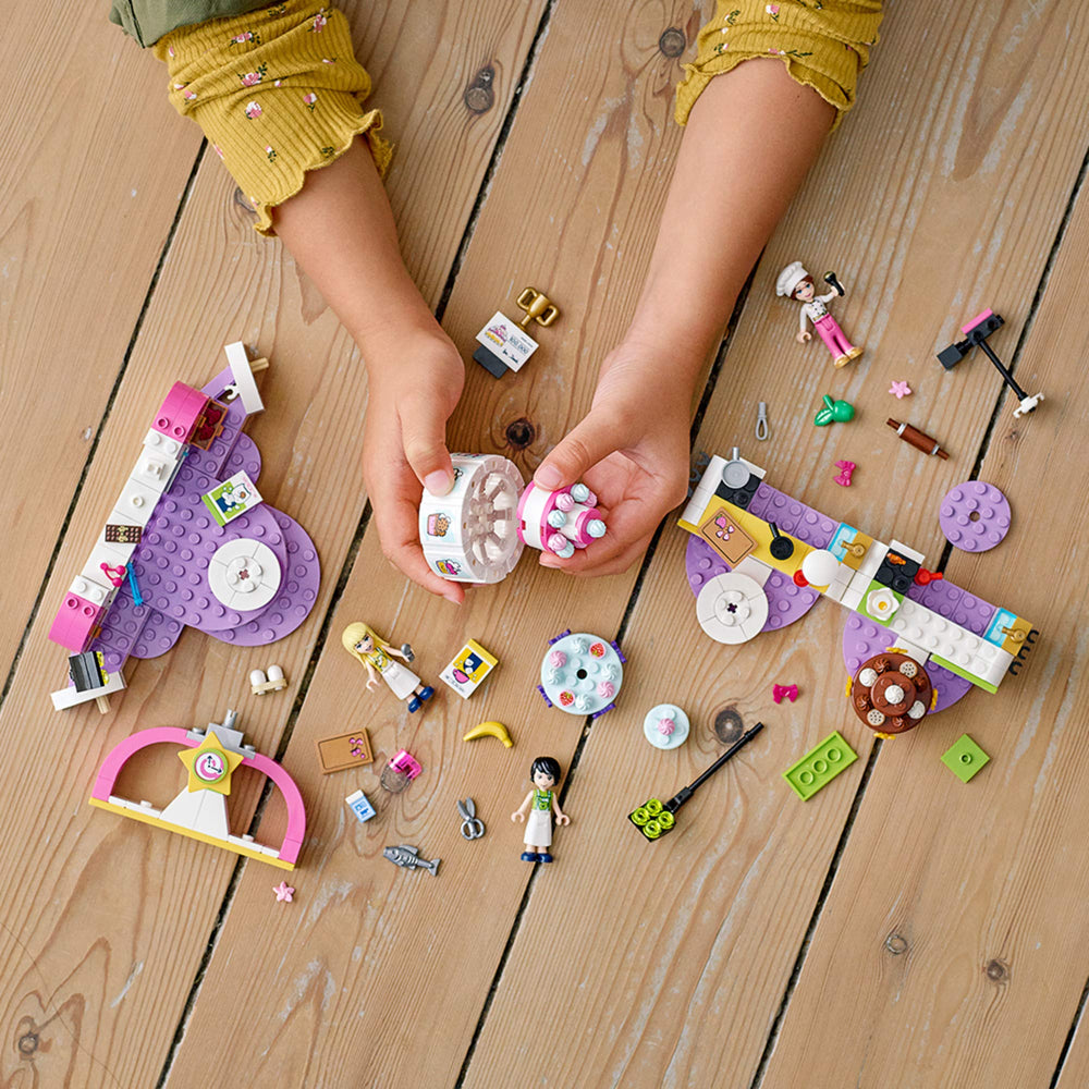 LEGO Friends Baking Competition: modular design lets easy setup and reconfiguration.